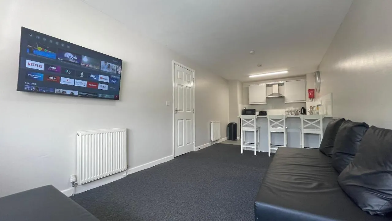 Hosted By Ryan - 2 Bedroom Apartment Liverpool