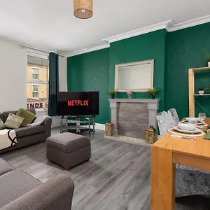  Apartment Spacious 4-bedroom - Free Public Parking