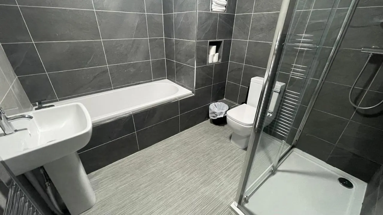 Hosted By Ryan - 2 Bedroom Apartment Liverpool