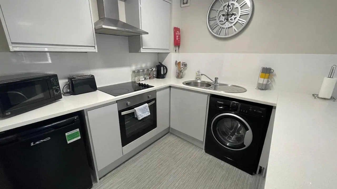 Hosted By Ryan - 2 Bedroom Apartment Liverpool